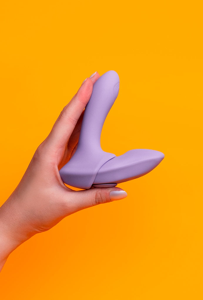 Calcinha vibratória Fit2, com controle remoto para casais, foto lateral segurando a calcinha vibratoria | Sex Shop Produtos Eróticos Online pantynova