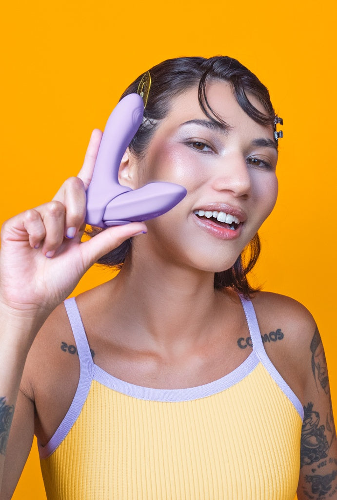 Calcinha vibratória Fit2, com controle remoto para casais, foto modelo segurando a calcinha que vibra | Sex Shop Produtos Eróticos Online pantynova