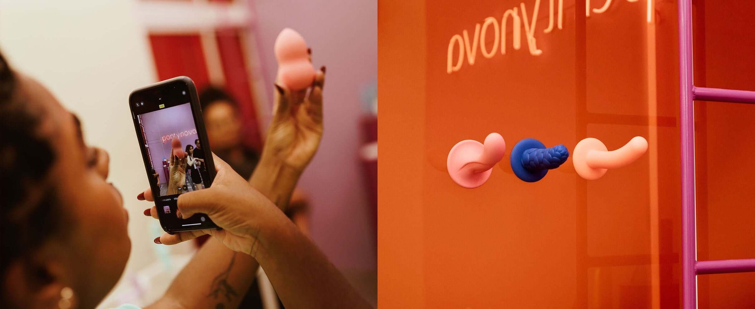 Mulher tira foto dos produtos pantynova dentro da loja